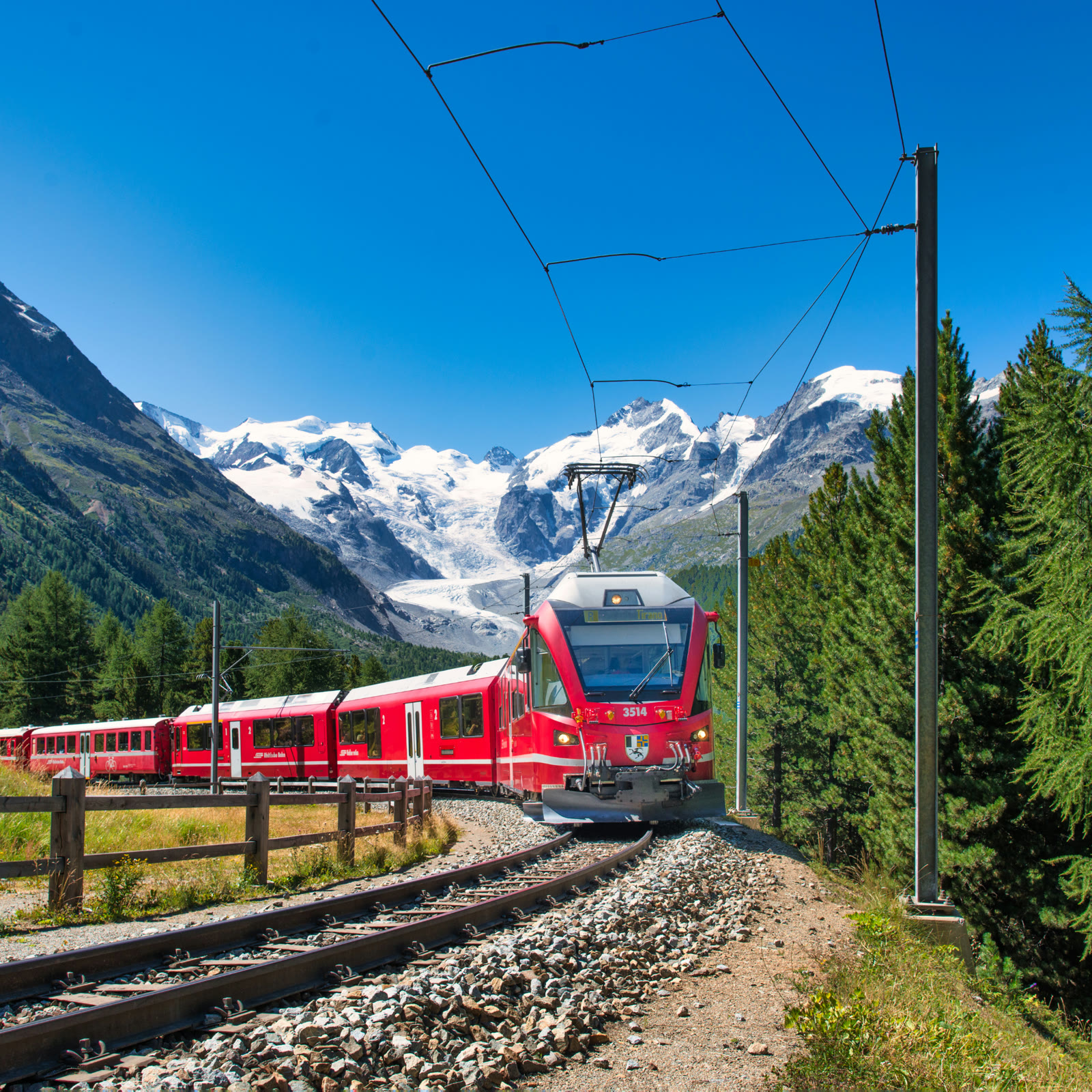 Trenino Rosso del Bernina tra le montagne